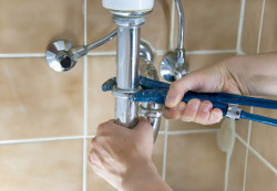 Contacter un plombier en urgence pour un débouchage  