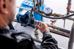 Inspection des canalisations pour détecter une fuite